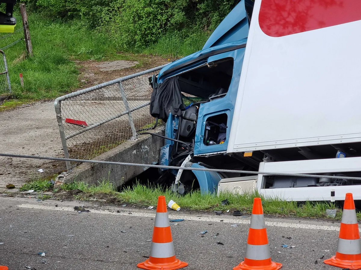 Man sieht die zerdrückte Fahrerkabine eines Lkws.